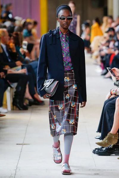 Look 18